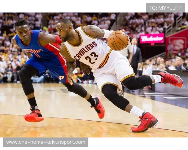 詹姆斯在进攻转换中完成单手劈扣震惊全场 詹姆斯在进攻转换中完成单手劈扣震惊全场